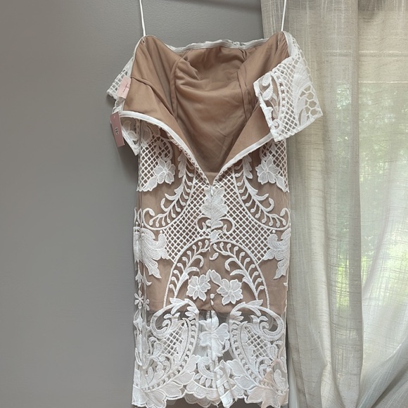 Brand new with tags white lace bridal dress. Beautiful details and strapless - Picture 5 of 6